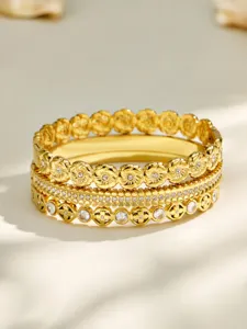 Goldene stapelbare Blumen Strass Armband Detailansicht, elegantes Schmuckaccessoire.