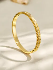 Elegantes vergoldetes Edelstahlarmband mit feinen besetzten Zirkoniasteinen für Damen.