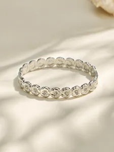 Edelstahl Strass Gänseblümchen Armband, elegantes florales Metall Armreif für Damen, Detailansicht.