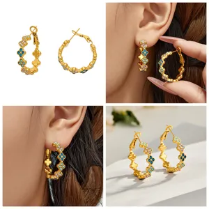 Elegantes pendientes de aro con diseño de trébol y circonitas coloridas acabado dorado.