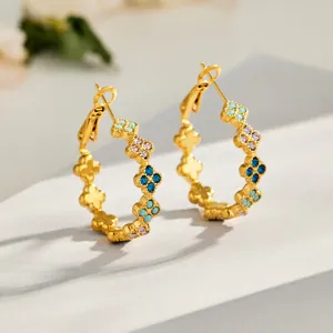 Pendientes de aro de acero dorado con trébol de cuatro hojas y circonitas de color.