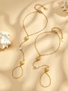 Pulsera de dedo con concha dorada, con circones brillantes y dijes de perlas falsas para mujeres.