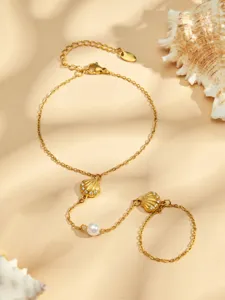 Pulsera de dedo de acero de titanio chapado en oro de 18K con conchas de circón y perla.