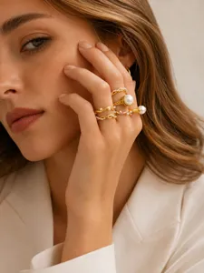 Vergoldeter unregelmäßiger wellenförmiger Perlenring Detailansicht, eleganter Modeschmuck.
