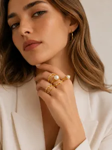 Nahaufnahme von unregelmäßigen Wellen Perlenringen an Modellhand Detail Lifestyle.