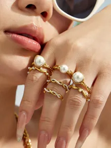 Unregelmäßig geschwungener Perlenring Edelstahl 18K vergoldet schicker Fingerschmuck Detail