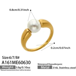 Detailansicht des unregelmäßigen Perlenrings aus Edelstahl mit 18k Goldbeschichtung.