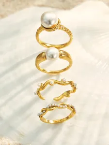 Detailaufnahme von unregelmäßig geschwungenen Perlenringen, Edelstahl Goldschmuck.