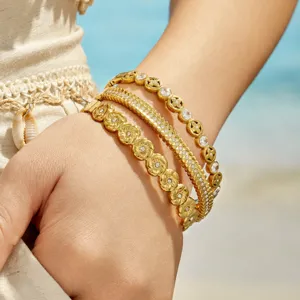 Elegantes vergoldetes Blumen-Diamant-Edelstahl-Armband modisches Stapelarmband für Damen