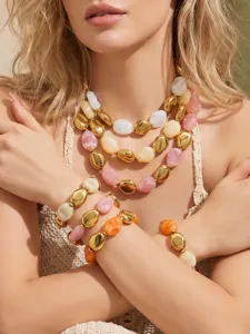 Gros plan détaillé de l'élégant ensemble de colliers et bracelets en résine multicouche.