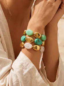 Bracelet multibrin minimaliste avec perles de résine et métal doré pour femme détail