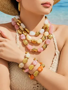 Magnifique ensemble de collier et bracelet en perles de resine multicouche style ete.