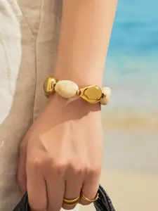 Gros plan d'un bracelet minimaliste à maillons en résine ovale et métal au poignet.