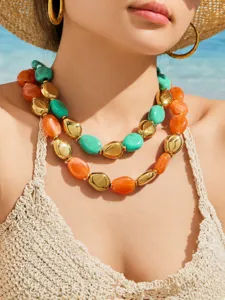 Collier ras de cou multicouche en perles de résine avec turquoise et orange pour femme.