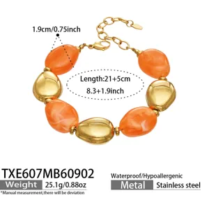 Bracelet de mode en acier inoxydable avec perles en resine orange et pepiites d'or.