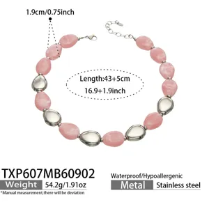Détail de collier de perles en résine rose et acier inoxydable, design minimaliste.