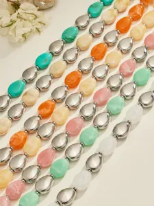 Collier de perles en résine colorée et acier inoxydable, style minimaliste tendance.