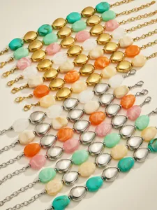 Collier statement tendance en perles de résine ovales avec chaîne métal pour femmes.