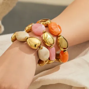 Bracelet empilable pour femme avec perles de résine colorées et perles en métal doré chic.