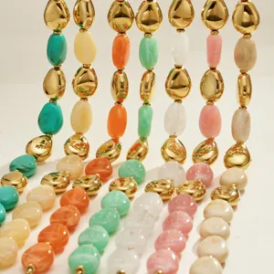 Collier minimaliste en perles de résine avec elements metalliques dores pour femmes chics.