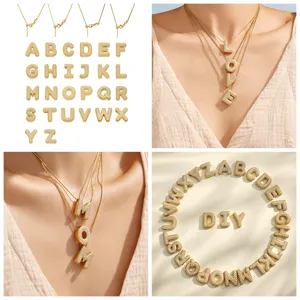 Collar con colgante de letra en acero inoxidable chapado en oro 18k y circonitas.