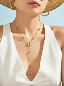 Collier Y doré élégant avec pendentif ancre en zircone et perles fines pour les femmes.