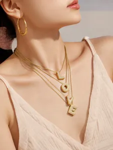 Collar multicapa de acero inoxidable chapado en oro de 18k con colgantes de letras love de circón.