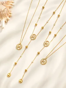 Magnifique collier pendentif chaîne ancre zircon doré, style luxe élégant détail.