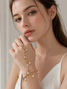 Pulsera de mano con anillo estilo francés con perlas y cristales, elegante y chic.