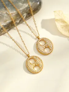 Collier double pendentif ovale pavé de strass plaqué or, chaîne clavicule élégante luxe.