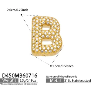 Detalle del colgante letra B, circonita cúbica, acero inoxidable chapado en oro 18k de cerca.
