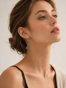 Eleganti orecchini lunghi a trifoglio in acciaio al titanio placcato oro 18k con zirconi.