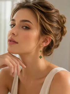 Eleganti orecchini pendenti lunghi a trifoglio in zircone verde, acciaio placcato.