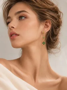 Chic orecchini lunghi a trifoglio in zircone verde con acciaio titanio placcato oro chic.