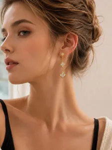 Eleganti orecchini pendenti a trifoglio placcati in oro con zirconi luminosi chic.