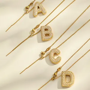 Collar con colgante de letra inicial de acero inoxidable chapado en oro 18k circonita.