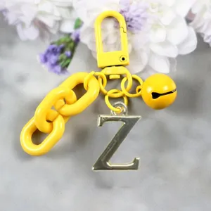Porte-clés lettre Z en alliage jaune avec grosse chaîne et clochette vue détaillée sac.