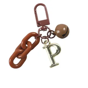 Porte-clés lettre P dorée en alliage avec chaîne marron et clochette de sac