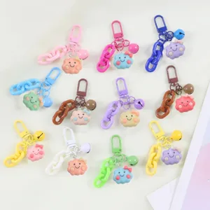 Portachiavi nuvola colorata carino in resina con catena campanella kawaii dettaglio.