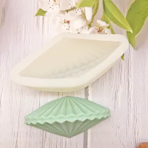 Moule en silicone et ensemble d'ornements finis pour le bricolage de bougies DIY.