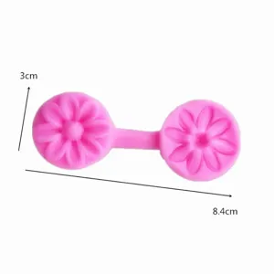 Détail de moule en silicone rose à double fleur avec une texture claire et une dimension de 3cm.