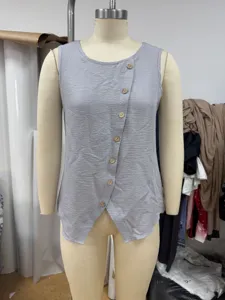Top smanicato casual da donna, scollo rotondo, camicia estiva grigia con bottoni laterali.