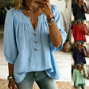 Vista dettagliata della camicetta casual da donna con scollo a V, maniche 3/4 e bottoni.