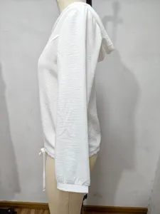 Camicia con cappuccio bianca a maniche lunghe in vista laterale dettaglio casual.