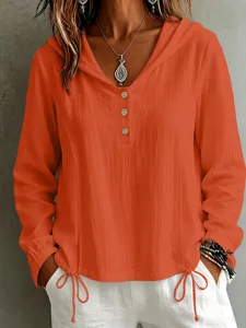 Camicetta arancione a maniche lunghe con cappuccio, scollo a V e bottoni per look casual.