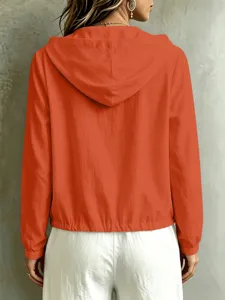 Vista posteriore dettaglio giacca arancione con cappuccio e maniche lunghe, top casual.