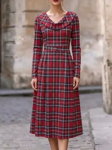 Elegantes rotes Karo-Midikleid mit langen Ärmeln, Wasserfallausschnitt und tailliertem Schnitt.