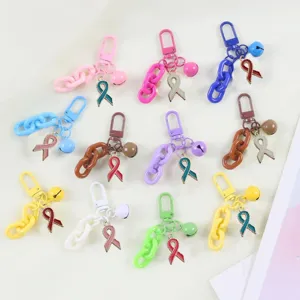 Gedetailleerd overzicht van kleurrijke lintsleutelhanger, met legering sluiting, ketting en belletje.
