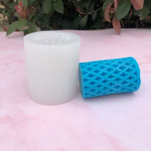 Stampo per candele in silicone cilindrico con motivo a griglia, ideale per fai da te casa.
