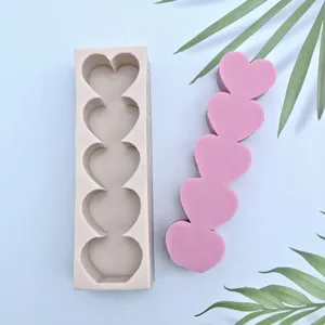 Detailansicht der Herz Silikonform mit 5 Fächern, flexibles Material für DIY Kerzen und Backen.